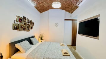 Family Apartment, 2 Bedrooms, Kitchen, Courtyard Area | Television