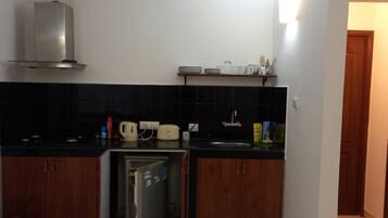 Kühlschrank, Herdplatte, Wasserkocher mit Kaffee-/Teezubehör, Toaster