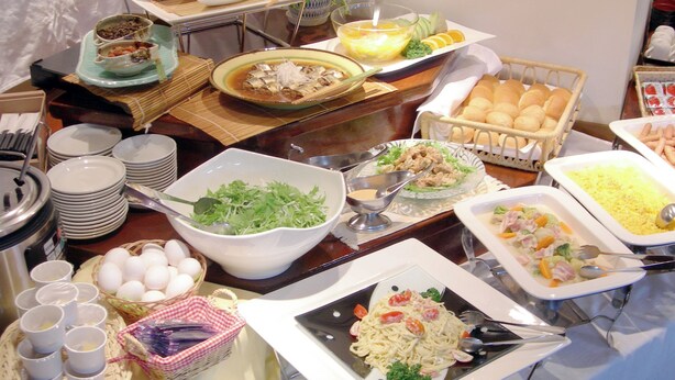 A buffet with various dishes including pasta, salads, and bread. - Hotel Pearl City Morioka (Morioka)