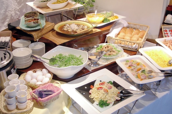 Daily buffet breakfast (JPY 1100 per person)