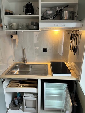 Een koelkast, een kookplaat, een koffiezetapparaat/waterkoker