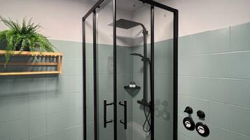 Een haardroger, handdoeken, zeep, shampoo