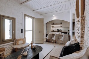 Luksusvilla, terrasse, sjøutsikt | Oppholdsområde | En 45-tommers smart-TV med kabel-kanaler samt peis og Netflix