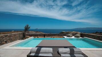 Vila panorâmica, varanda, vista para o mar | Vista da propriedade