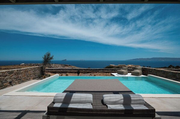 Vila panorâmica, varanda, vista para o mar | Vista da propriedade
