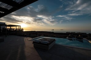 A pool area with a view of the sea and a sunset. - Onos Luxury Villas Kythnos (Kithnos)