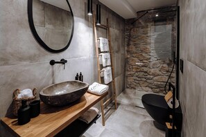Panorama villa, patio, uitzicht op zee | Badkamer | Een douche, een regendouche, gratis toiletartikelen, een haardroger