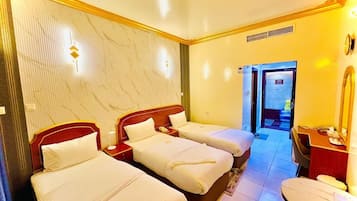 Quarto triplo luxo, vista para a cidade | Quartos à prova de som, ferros/tábuas de passar roupa, Wi-Fi de cortesia