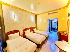 Deluxe-Dreibettzimmer, Stadtblick | Schallisolierte Zimmer, Bügeleisen/Bügelbrett, kostenloses WLAN