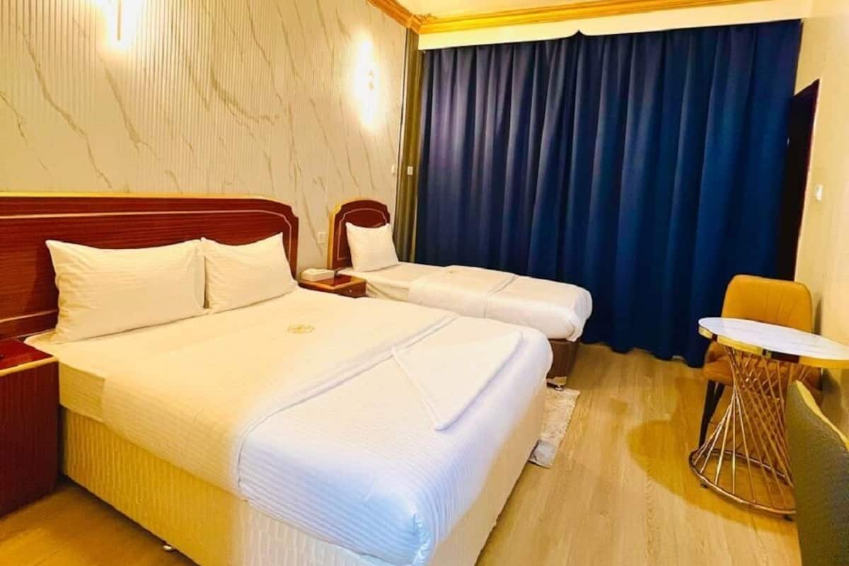Quarto casal luxo, vista para a cidade | Quartos à prova de som, ferros/tábuas de passar roupa, Wi-Fi de cortesia