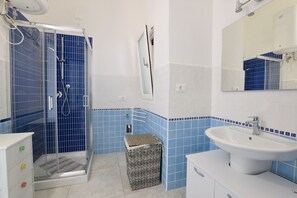 Shower, hair dryer, bidet - Stunning  villa for 7 guests with A/C, WIFI, TV and patio (Budoni)