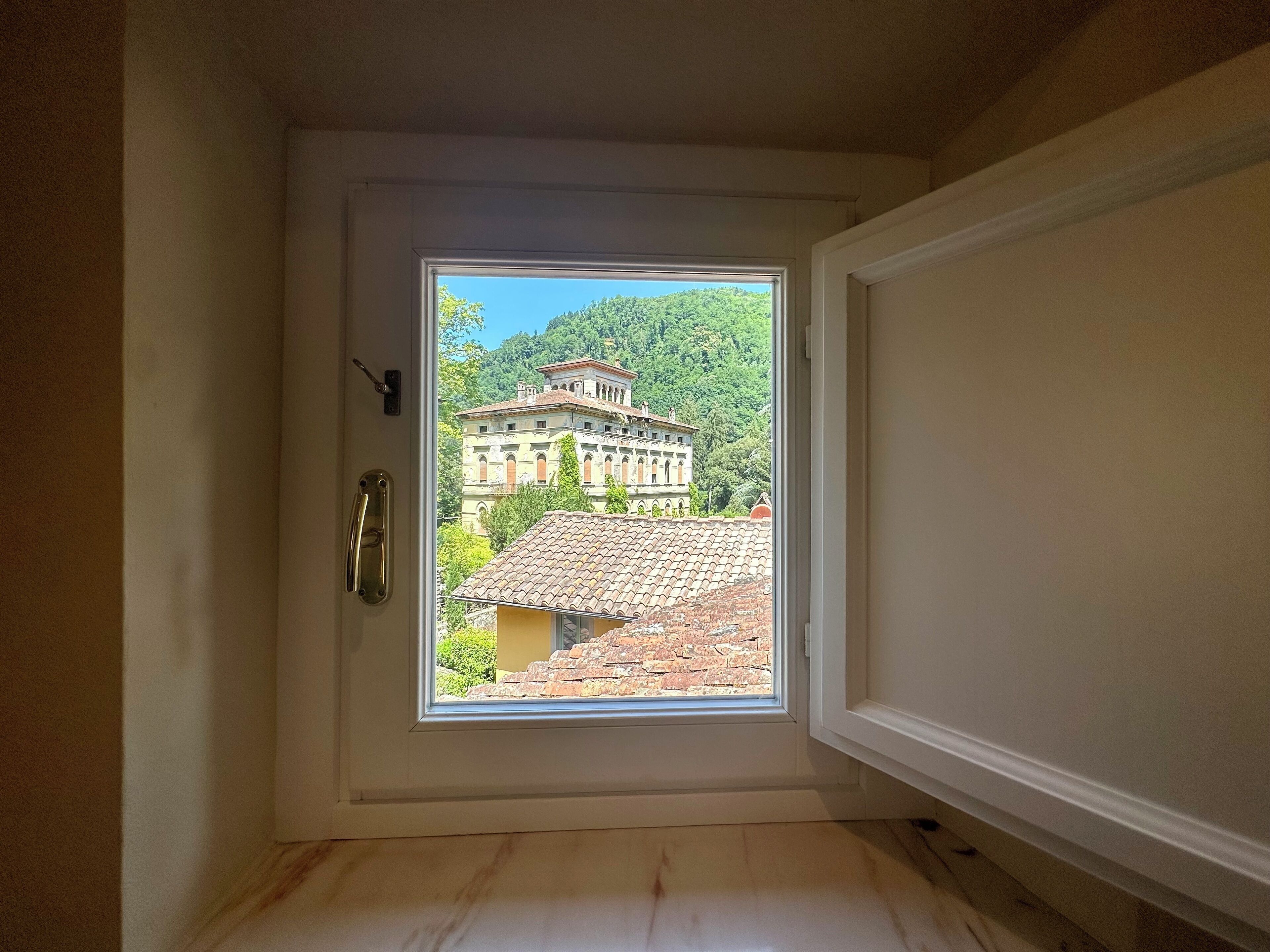 Suite Junior, vista fiume, piano elevato | Una cassaforte in camera, una scrivania, postazione laptop