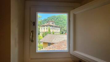 Suite Junior, vista fiume, piano elevato | Una cassaforte in camera, una scrivania, postazione laptop