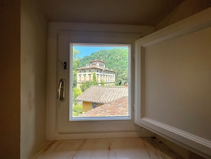 Suite Junior, vue fleuve, dans la tour | Coffres-forts dans les chambres, bureau