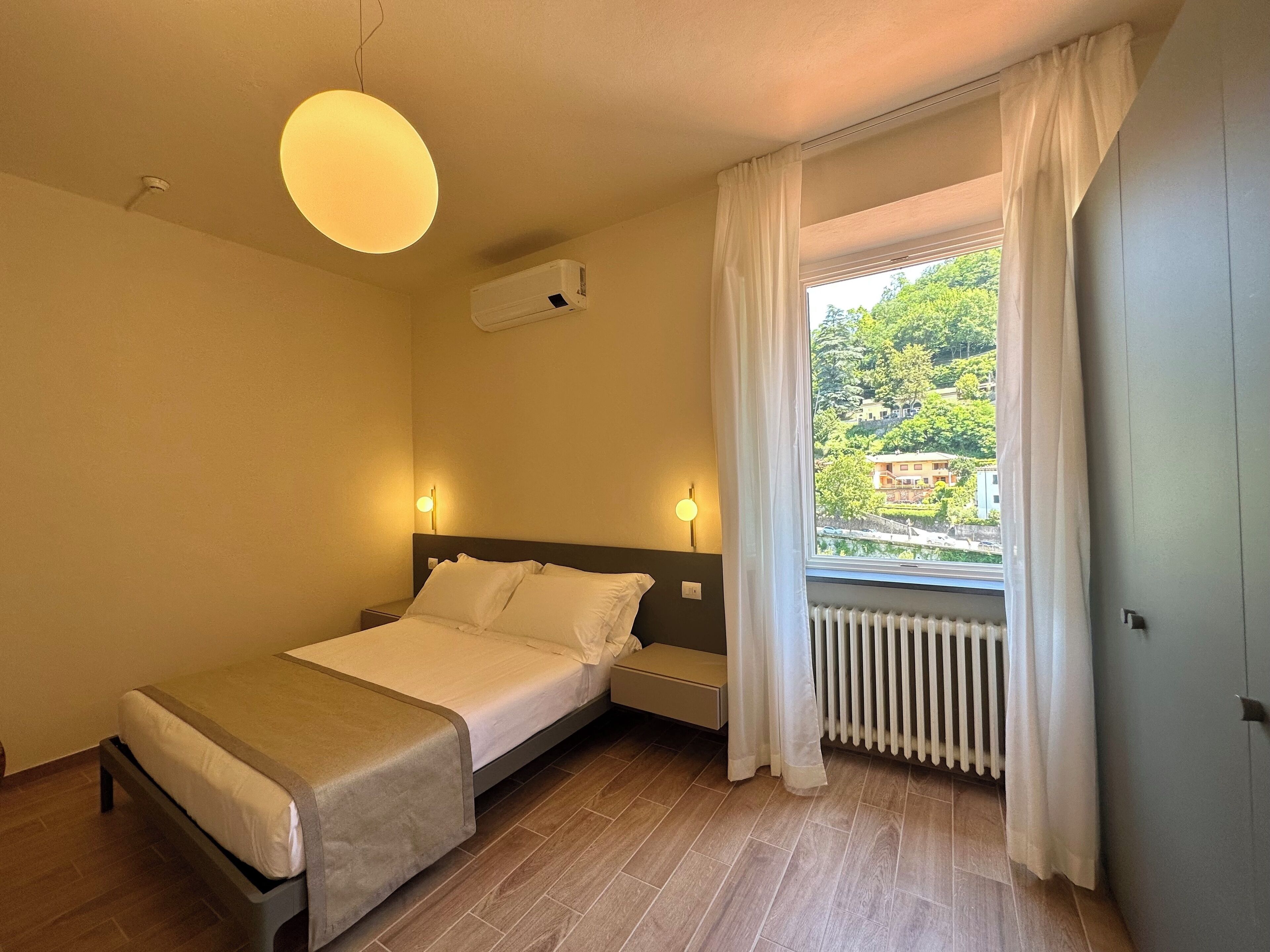 Camera Deluxe, vista fiume | Una cassaforte in camera, una scrivania, postazione laptop