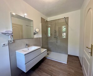 Junior Suite, River View, Tower | Bathroom | Hair dryer, slippers, towels, soap - La Ninfa Hotel (Bagni di Lucca)