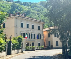Front of property - La Ninfa Hotel (Bagni di Lucca)