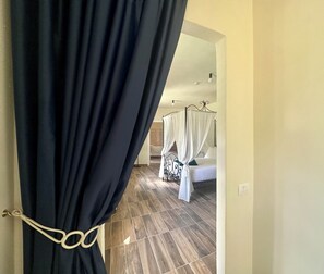 In-room safe, desk, laptop workspace, blackout curtains - La Ninfa Hotel (Bagni di Lucca)