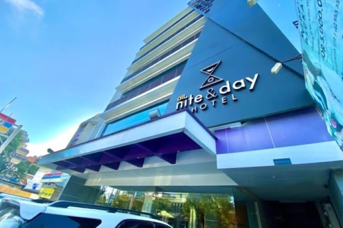 Un hotel con diseño moderno, que presenta un llamativo letrero 'All Nite & Day Hotel'.