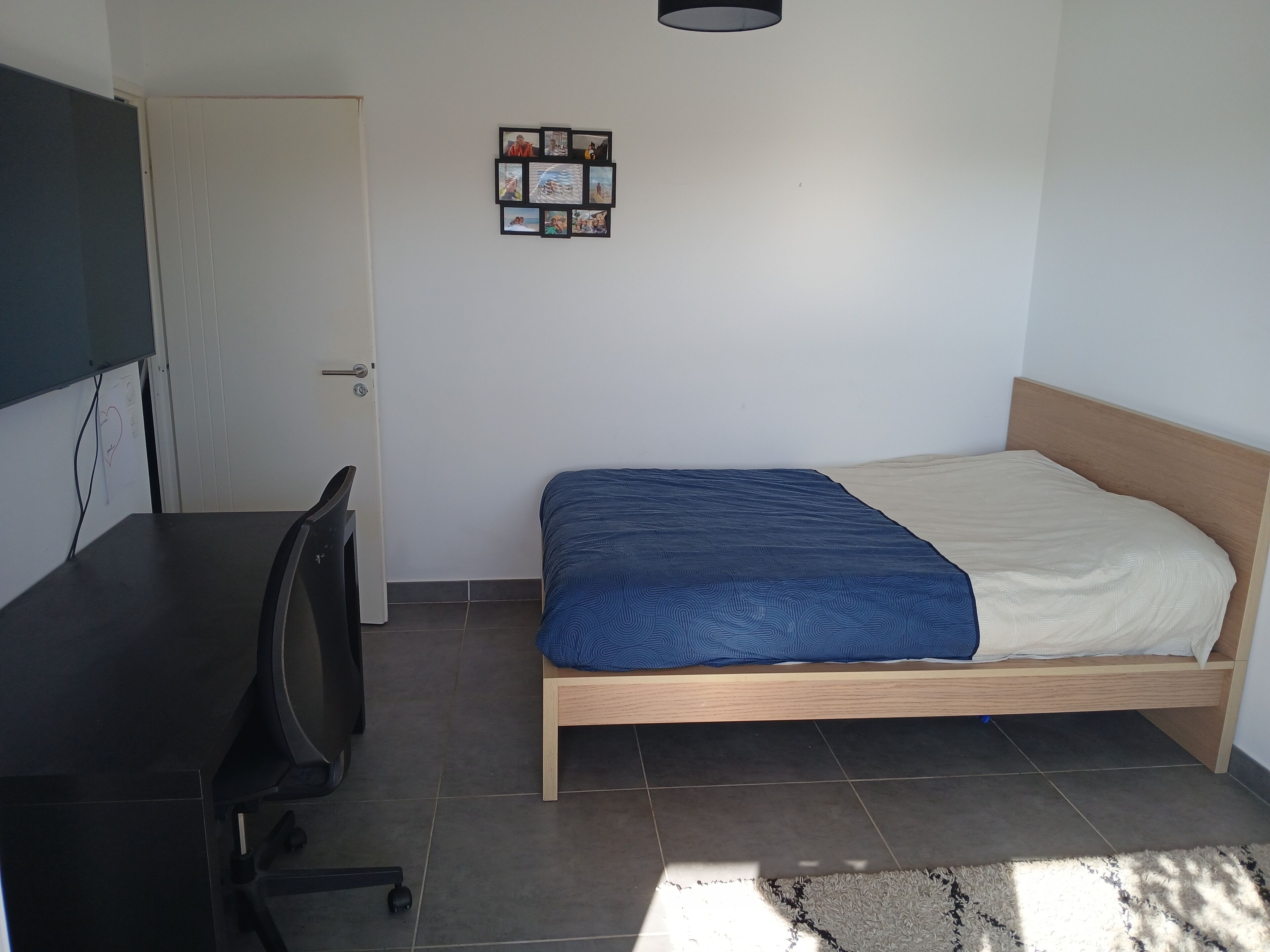 Iron/ironing board, bed sheets