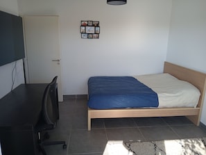 Iron/ironing board, bed sheets