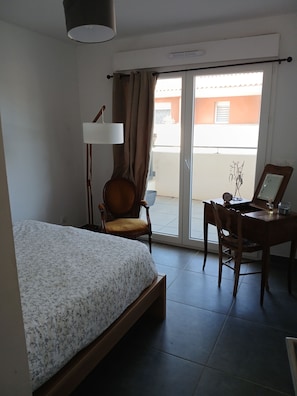 Iron/ironing board, bed sheets