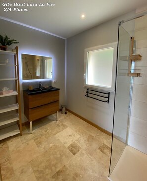 Shower, hair dryer, towels, soap - GITE ALL
 COMFORT NEAR MILLAU / ROQUEFORT PANORAMIC VIEW HEATED SWIMMING POOL (Saint-Victor-et-Melvieu)