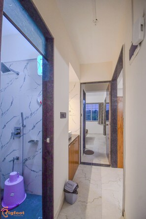 Habitación doble superior | Baño | Ducha, toallas, jabón y papel higiénico