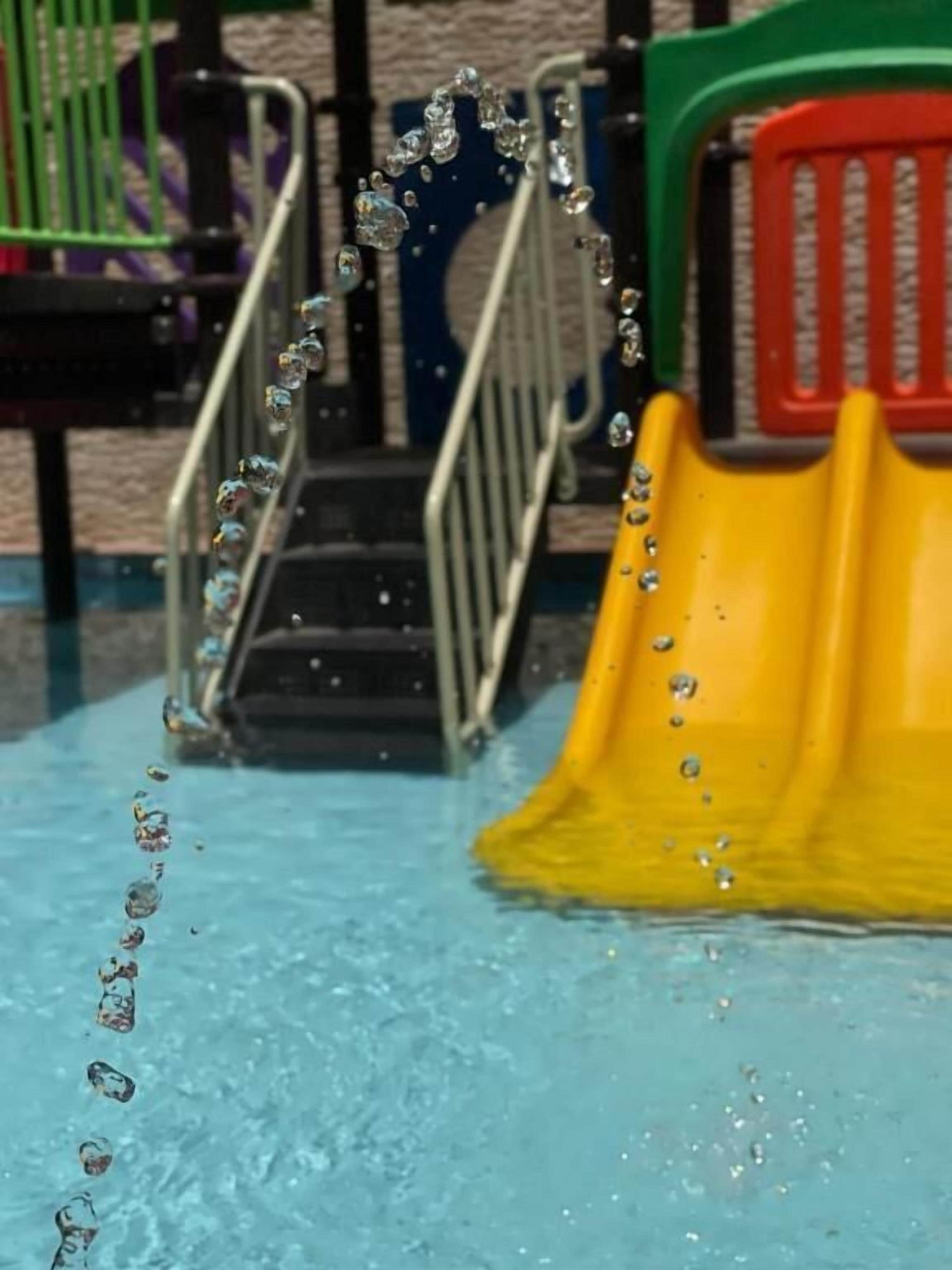 Eine Wasserrutsche mit Schaum und einem Metallgeländer.