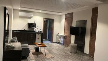 Estudio ejecutivo | Área de sala de estar | Smart TV de 50 pulgadas con canales digitales