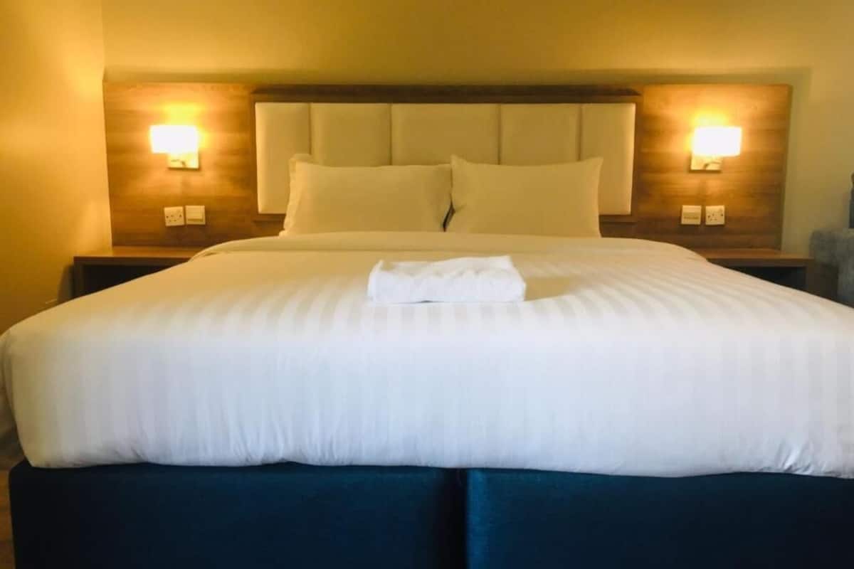 Chambre Double Économique, 1 très grand lit | Chambres insonorisées, Wi-Fi gratuit, draps fournis