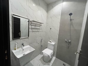 Executive studio | Badkamer | Een douche, pantoffels