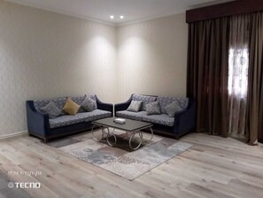 Grand-huoneisto | Oleskelualue | 50–tuumainen äly-TV, jossa digitaalikanavat