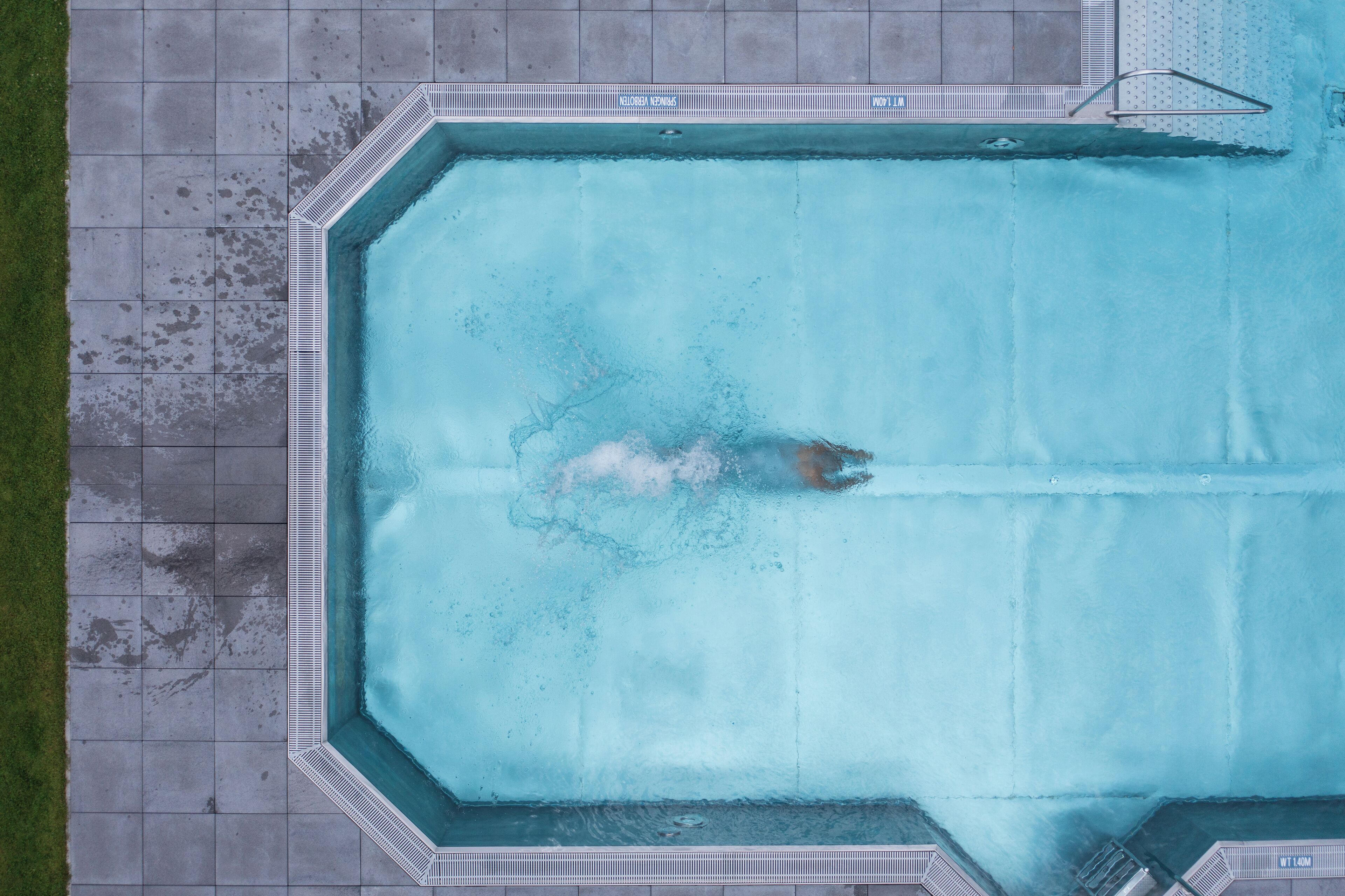 Innenpool, Außenpool (je nach Saison geöffnet), Sonnenschirme