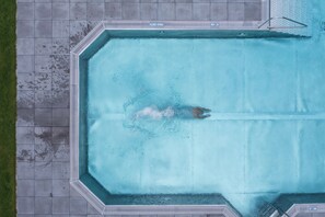 Indoor pool, seasonal outdoor pool, pool umbrellas, pool loungers - Hotel Gut Brandlhof (Saalfelden am Steinernen Meer)