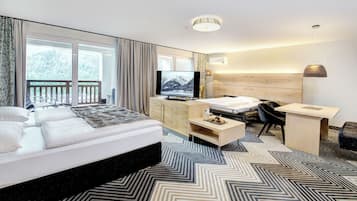 Deluxe tweepersoonskamer, balkon, uitzicht op bergen | 1 slaapkamer, hypoallergeen beddengoed, een kluis op de kamer