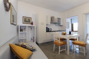 Appartement, vue ville | Cuisine privée | Grand réfrigérateur, micro-ondes, four, plaque de cuisson