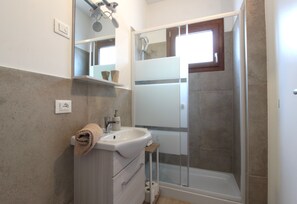 Douche, séchoir à cheveux, bidet, serviettes fournies
