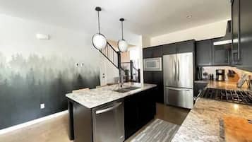 Een koelkast, een magnetron, een oven, een kookplaat