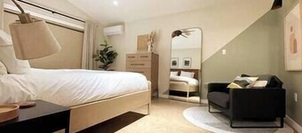 Private Hot tub / Spacious Retreat / Walk Downtown