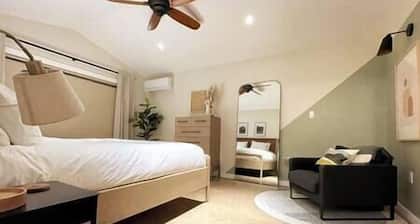 Private Hot tub / Spacious Retreat / Walk Downtown