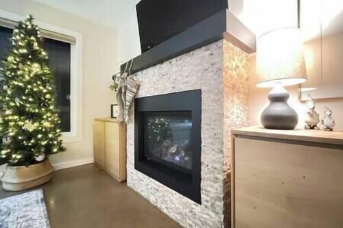 Private Hot tub / Spacious Retreat / Walk Downtown