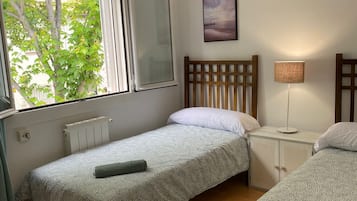 3 slaapkamers, een strijkplank/strijkijzer, gratis wifi, beddengoed