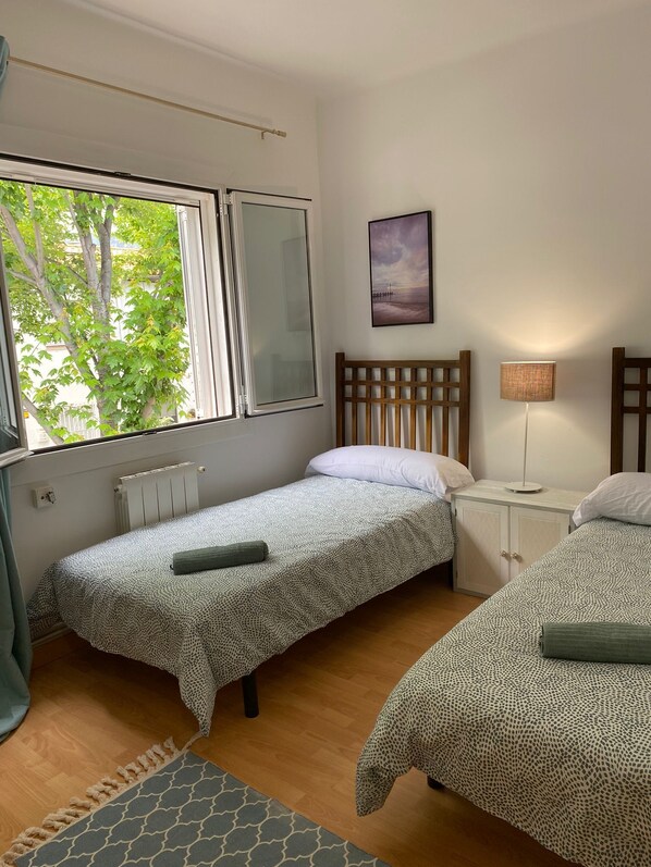 3 makuuhuonetta, silitysrauta/-lauta, ilmainen Wi-Fi, vuodevaatteet