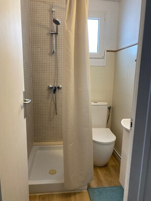 Haartrockner, Handtücher, Seife, Toilettenpapier
