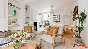Smart TV, fireplace, books, stereo