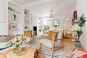 Smart TV, fireplace, books, stereo - Waterside cottage with sea views & log burner (Flushing)