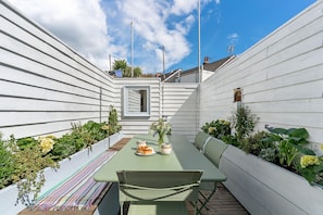 Outdoor dining - Waterside cottage with sea views & log burner (Flushing)