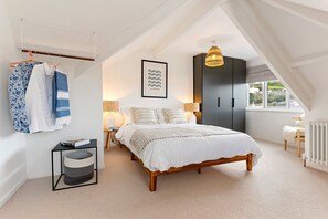 3 bedrooms, iron/ironing board, travel cot, free WiFi - Waterside house with sea views & log burner (Flushing)