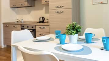 Fridge, oven, stovetop, cookware/dishes/utensils